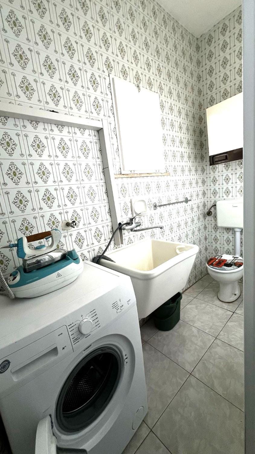 Bathroom, towels, washing machine