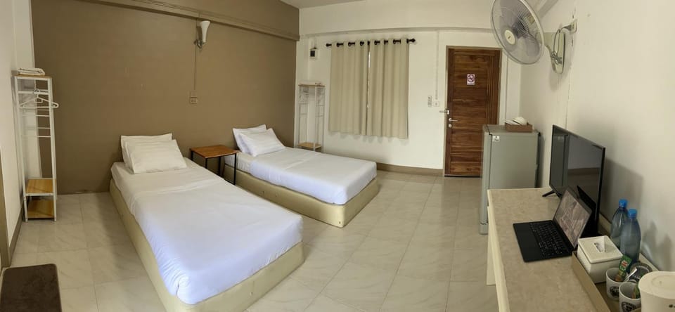 Bed, TV and multimedia, Photo of the whole room, Bedroom