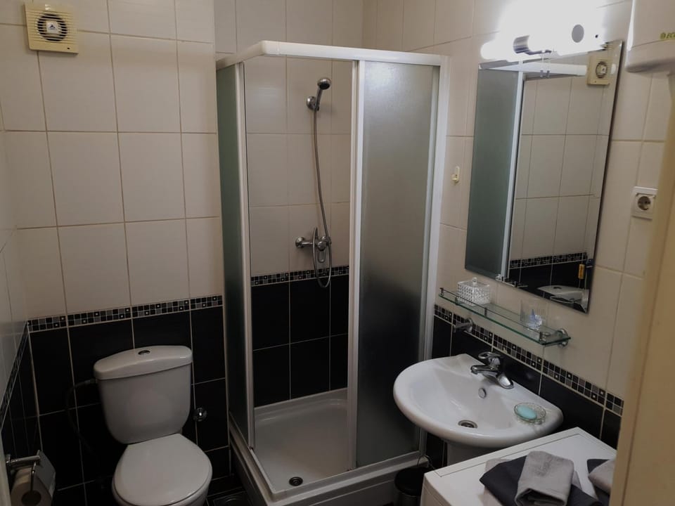 Shower, Toilet