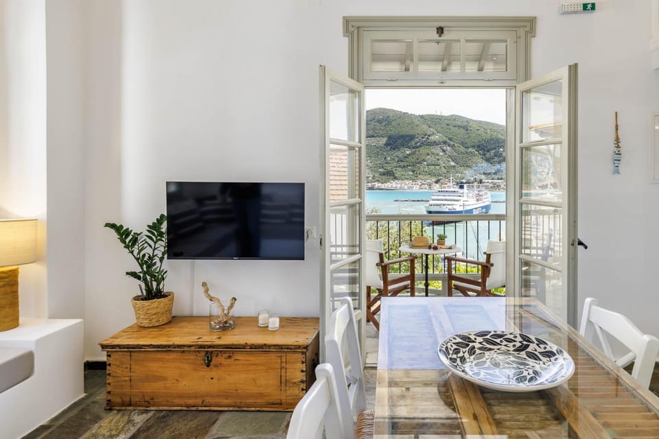 TV and multimedia, Living room, Seating area, Dining area