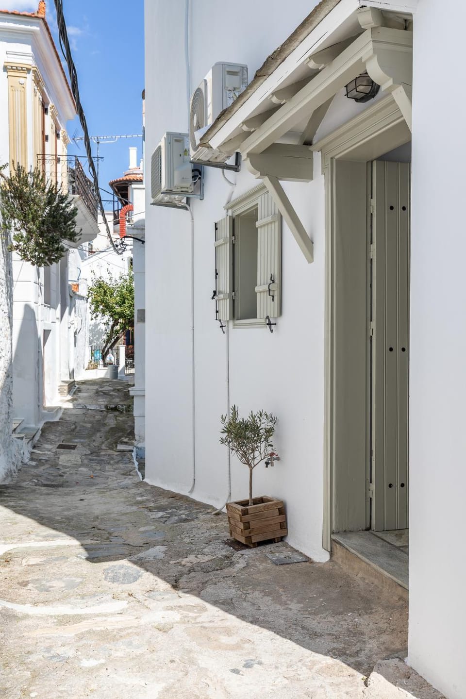 Facade/entrance, Neighbourhood