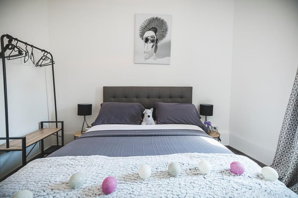Bed, Photo of the whole room, Decorative detail, Bedroom