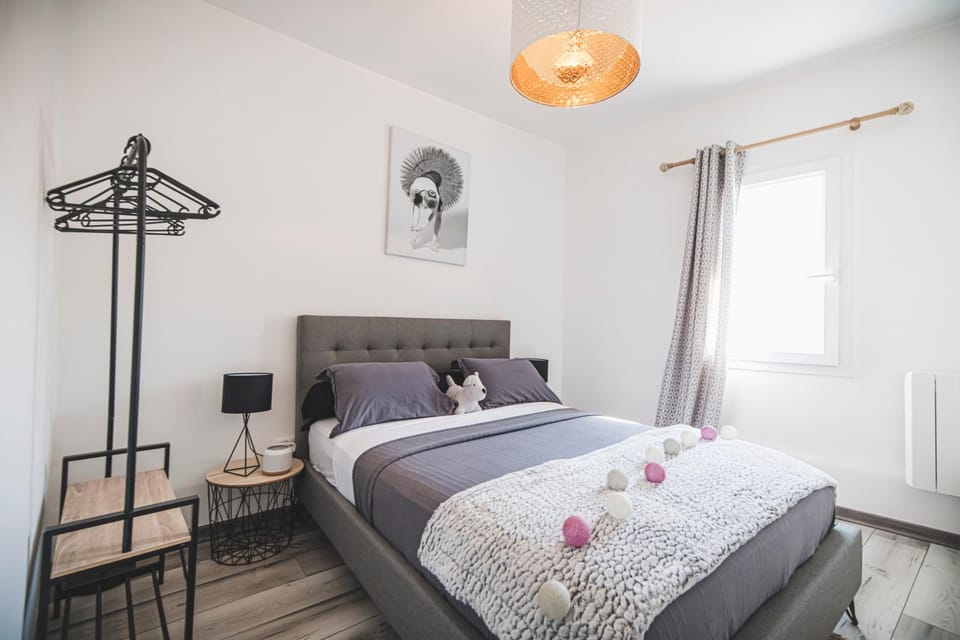 Bed, Photo of the whole room, Bedroom