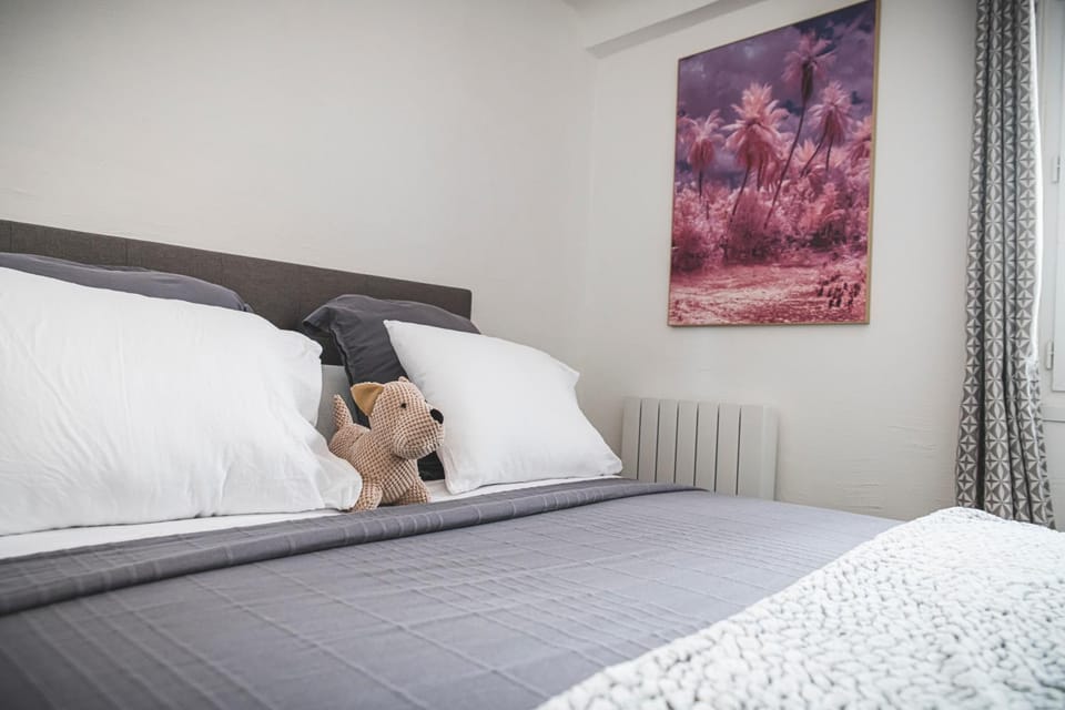 Bed, Photo of the whole room, Bedroom