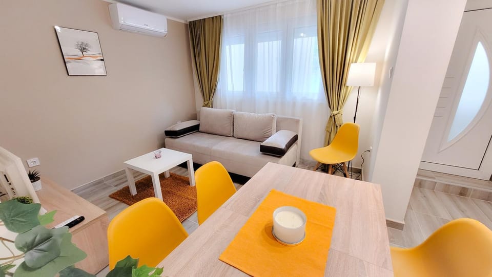 Bed, Living room, Photo of the whole room, Seating area, Dining area, internet, air conditioner