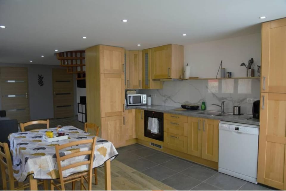 Kitchen or kitchenette, Dining area, dishwasher, oven