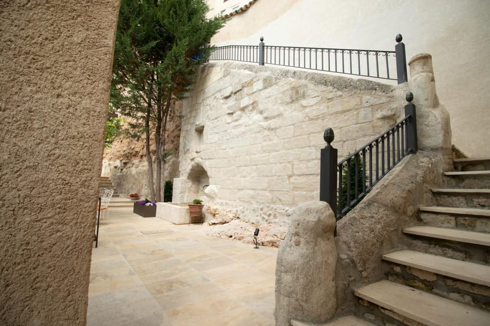 Facade/entrance, Area and facilities