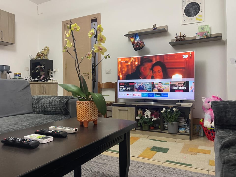 Communal lounge/ TV room, TV and multimedia, Living room, Seating area