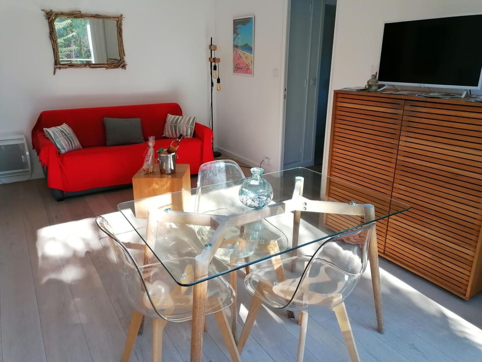 TV and multimedia, Living room, Seating area, Dining area