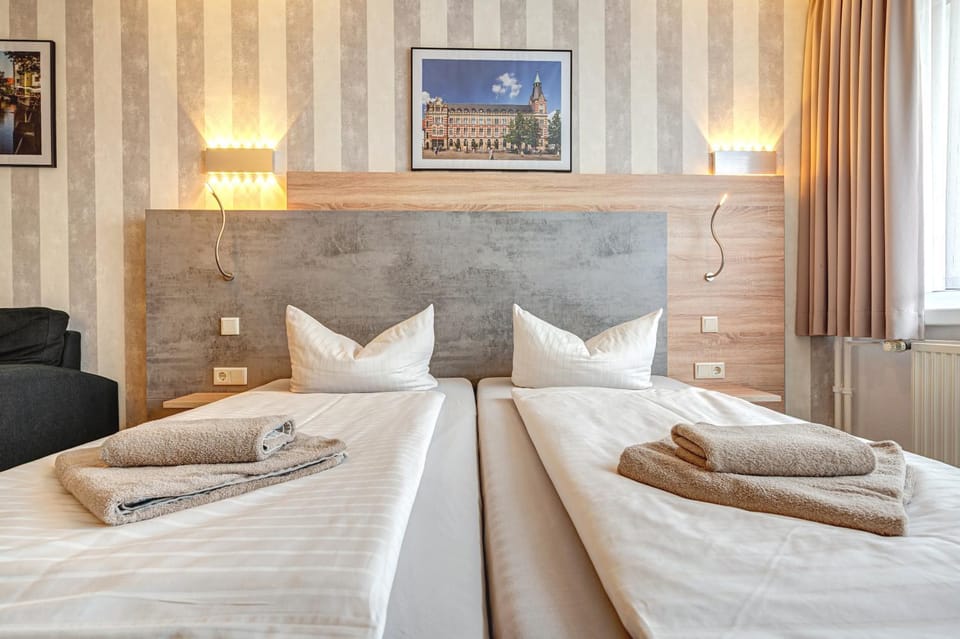 Bed, Bedroom, towels