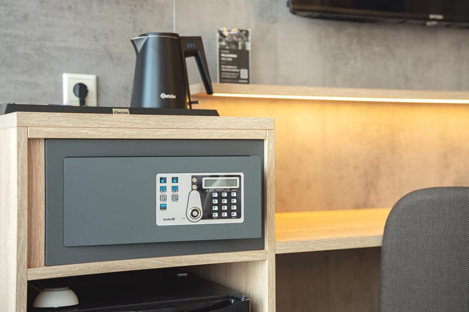 Coffee/tea facilities, safe