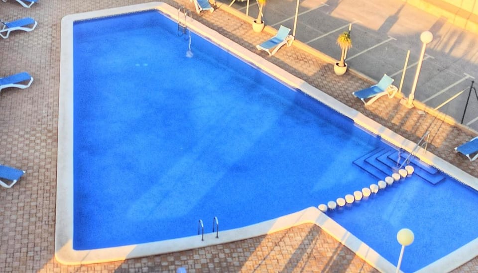 Day, Swimming pool, sunbed
