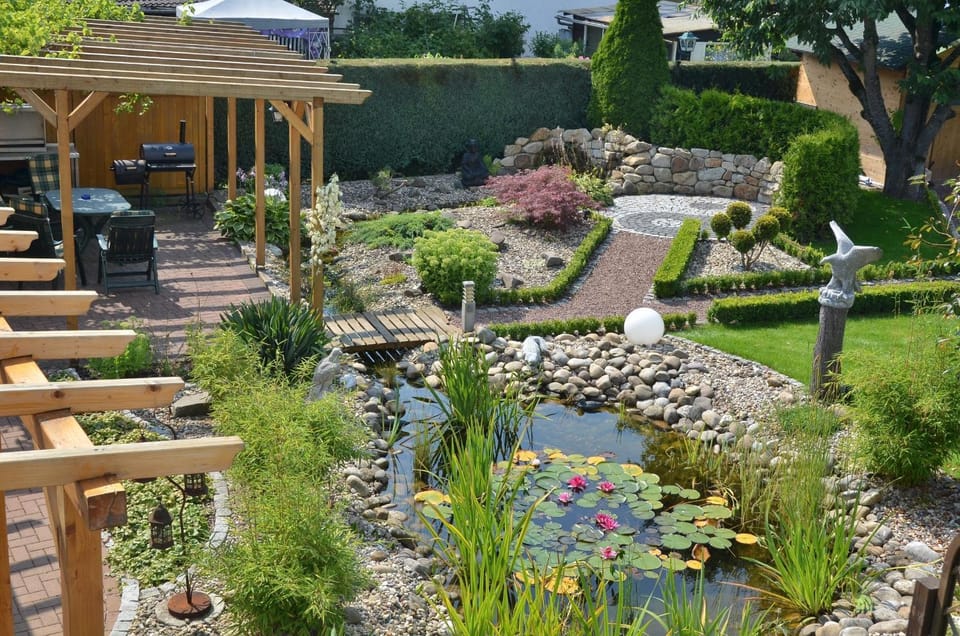 Facade/entrance, Day, BBQ facilities, Garden, Balcony/Terrace