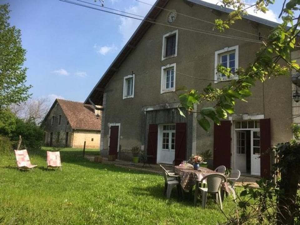 Gîte Charmant au Cœur de la Nature près du Mans, 6 Pers., Domaine Historique - FR-1-410-319 House in Pays de la Loire