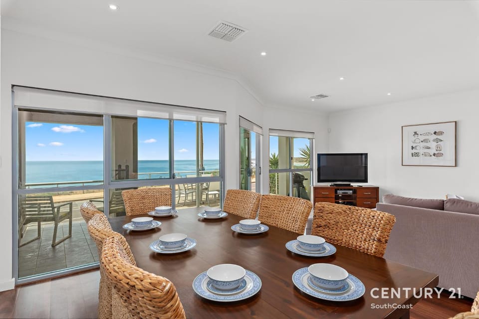 TV and multimedia, Living room, Seating area, Dining area, Sea view