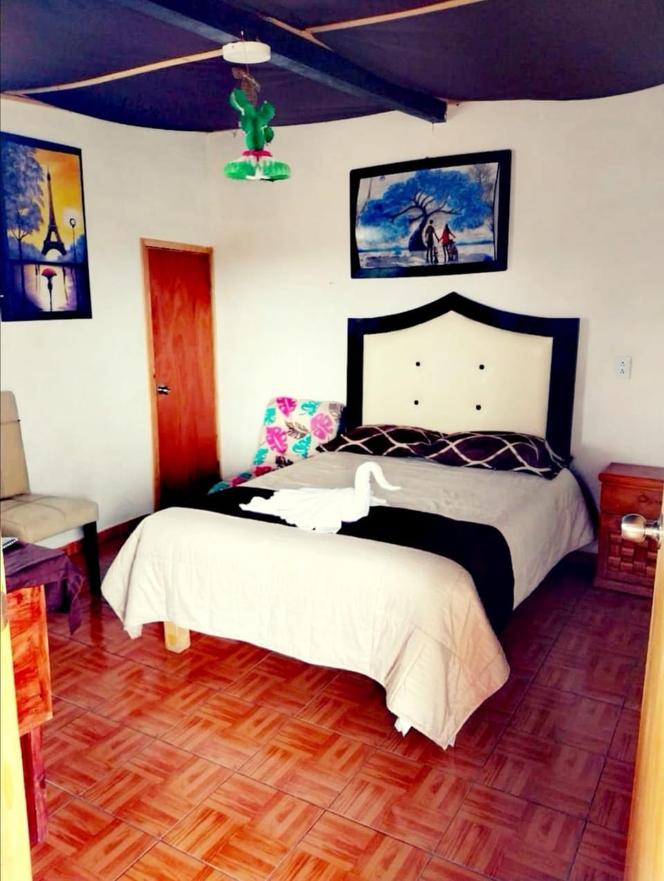 Photo of the whole room, Bedroom