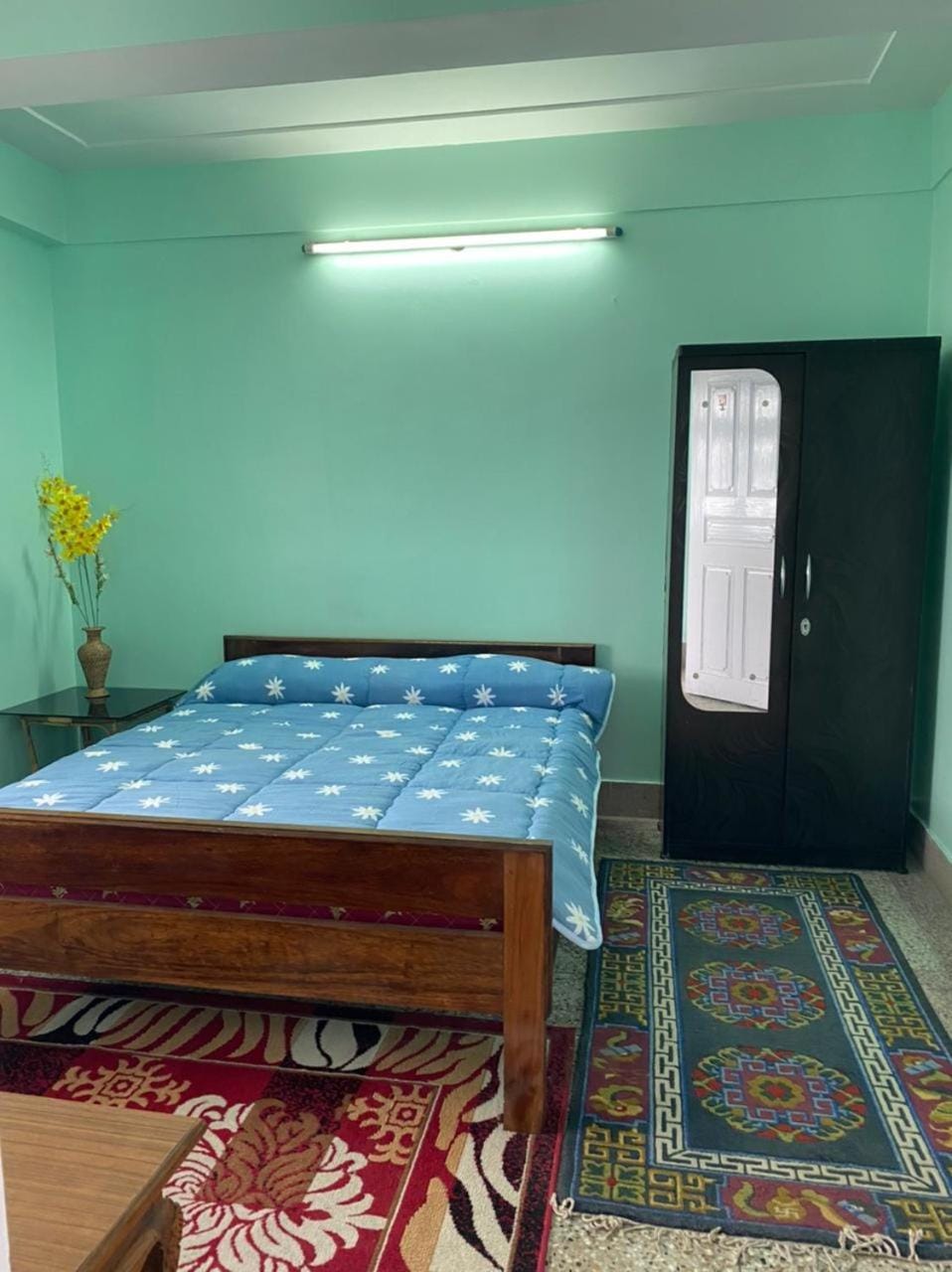 Photo of the whole room, Bedroom