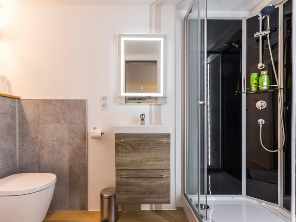 Maison de ville à St Nazaire, près du front de mer, climatisée, 3 chambres avec sdb privatives, WiFi Country House in Saint-Nazaire