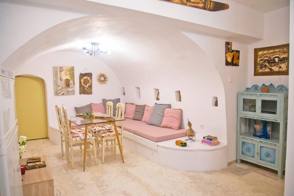 Kitchen or kitchenette, Living room, Decorative detail, Seating area, Dining area