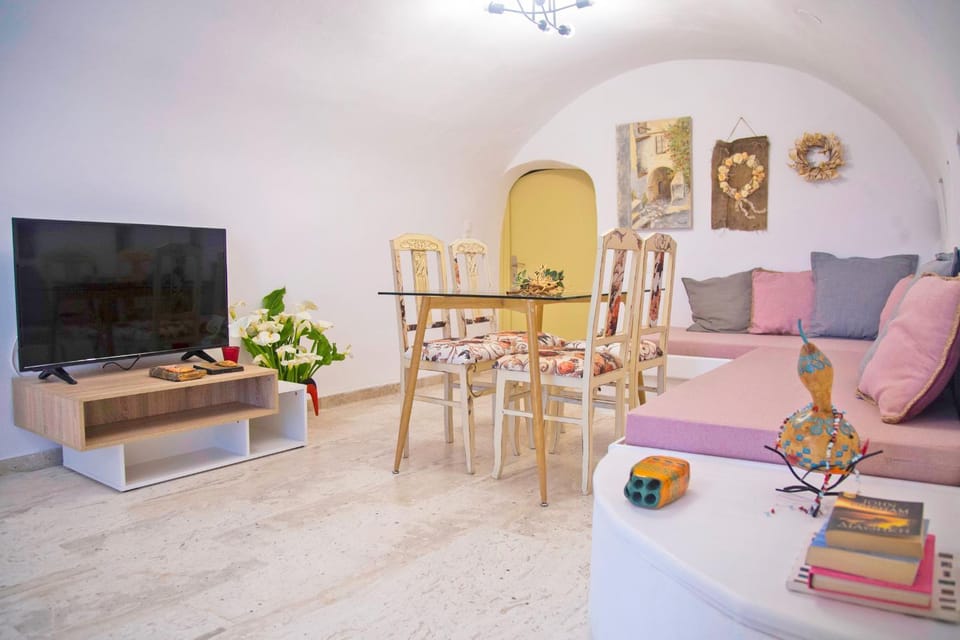 TV and multimedia, Living room, Seating area, Dining area, Evening entertainment