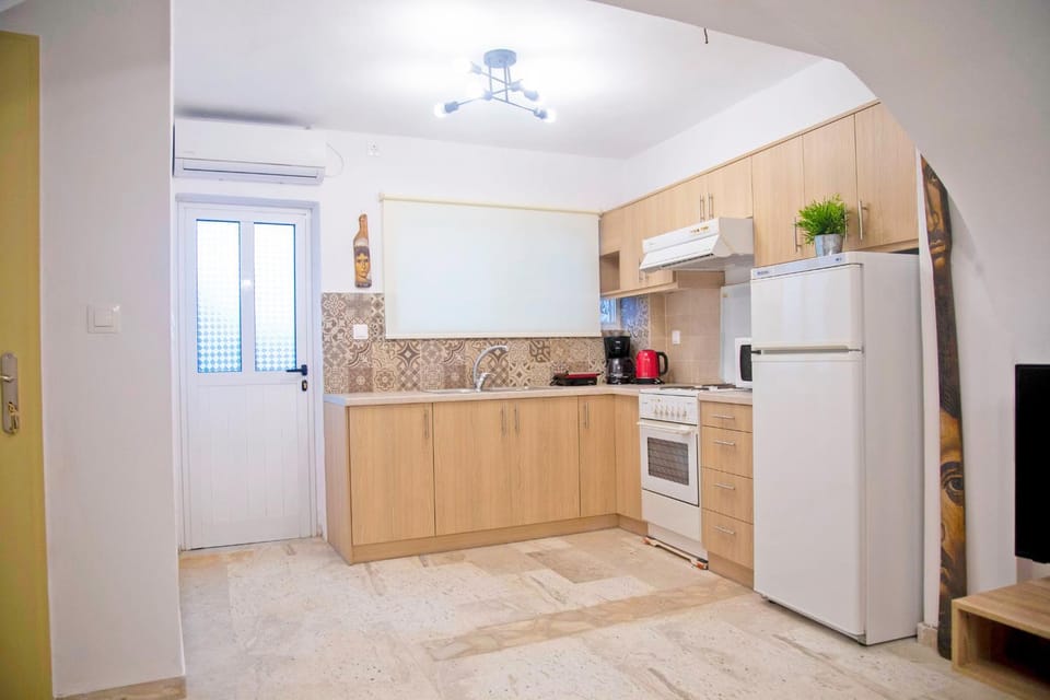 Coffee/tea facilities, Kitchen or kitchenette, oven, stove