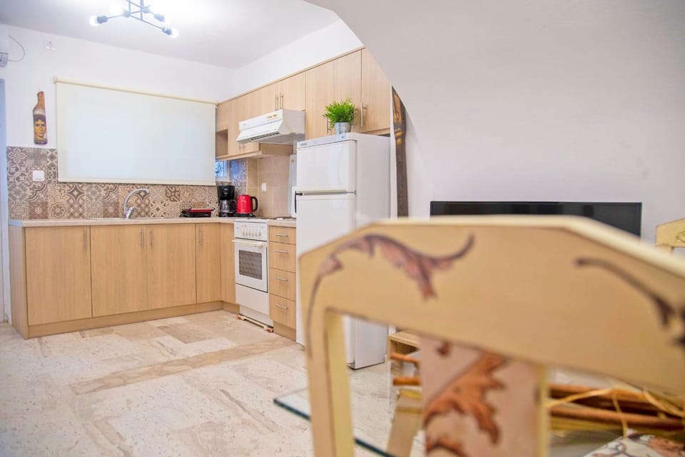 Coffee/tea facilities, Kitchen or kitchenette, dishwasher, oven, stove