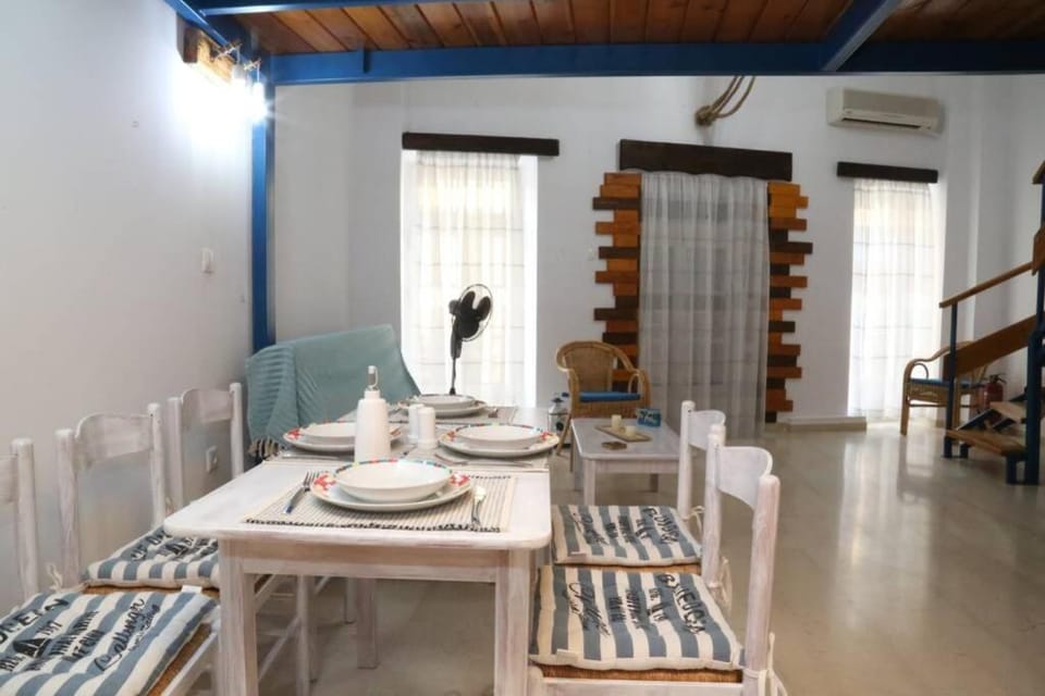 Seating area, Dining area