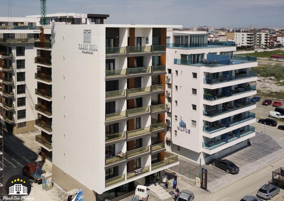 Property building, Day, Neighbourhood, City view, Street view, Location, Parking