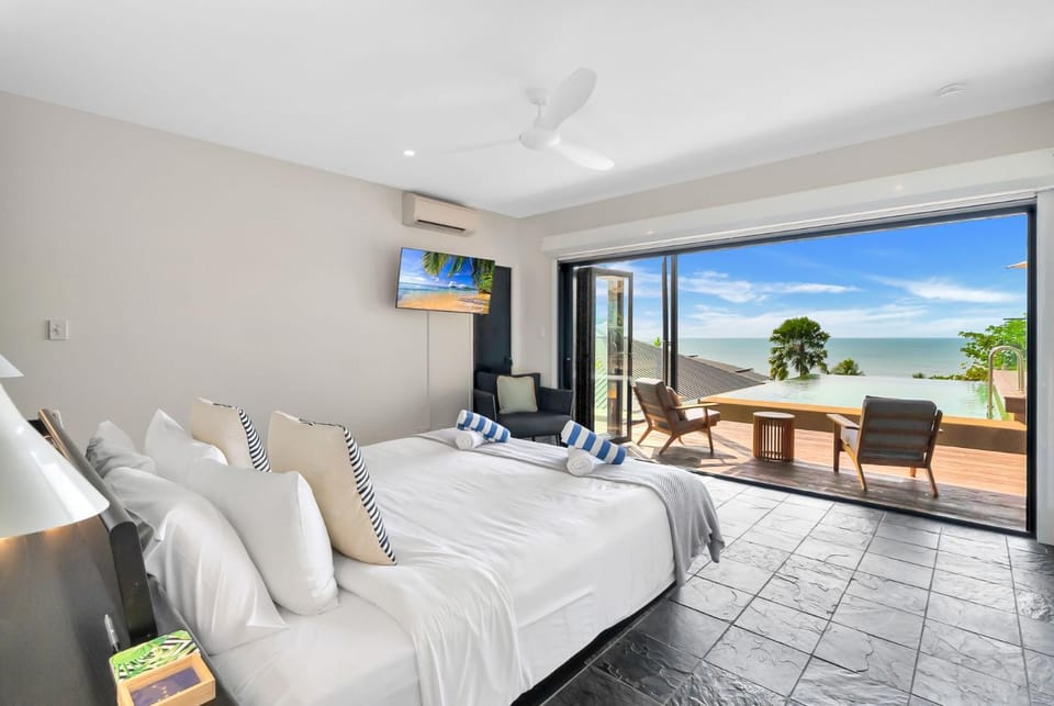 Bed, Natural landscape, TV and multimedia, View (from property/room), Balcony/Terrace, Seating area, Bedroom, Sea view