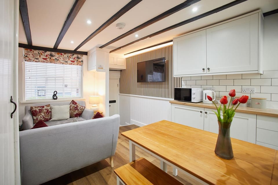 TV and multimedia, Kitchen or kitchenette, Living room, Seating area, Dining area