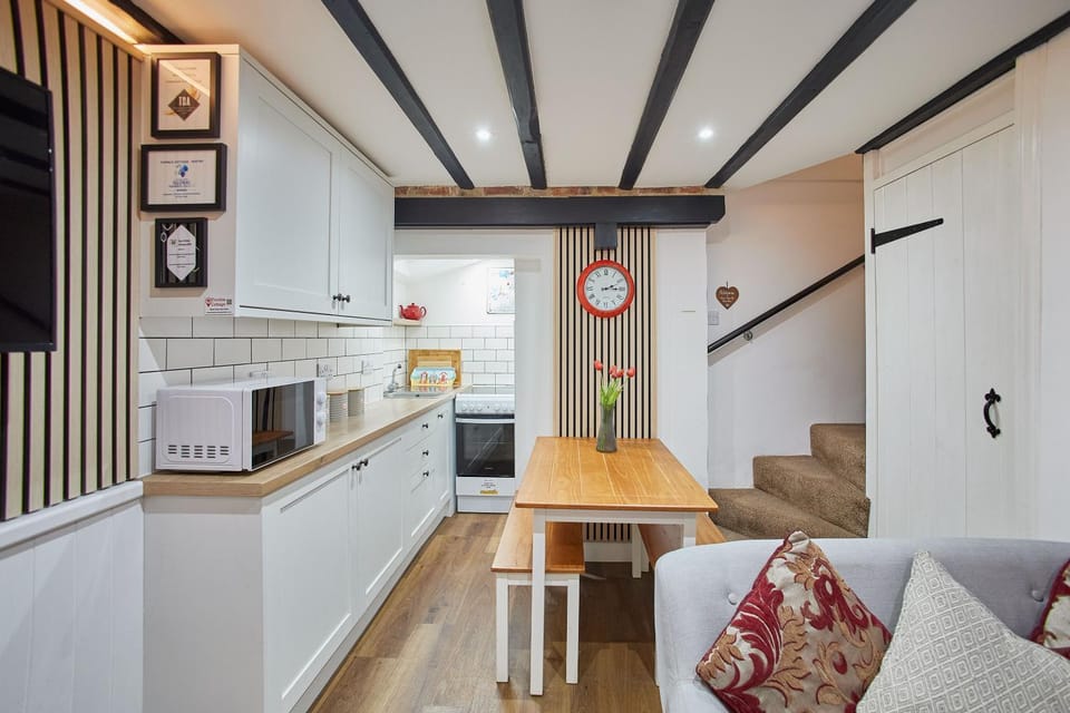 Kitchen or kitchenette, Seating area, Dining area, oven, stove, toaster