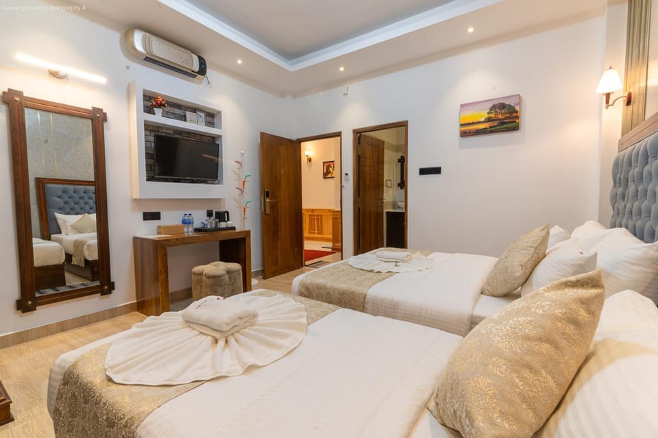 Bed, TV and multimedia, Photo of the whole room, Seating area, Bedroom, towels, air conditioner