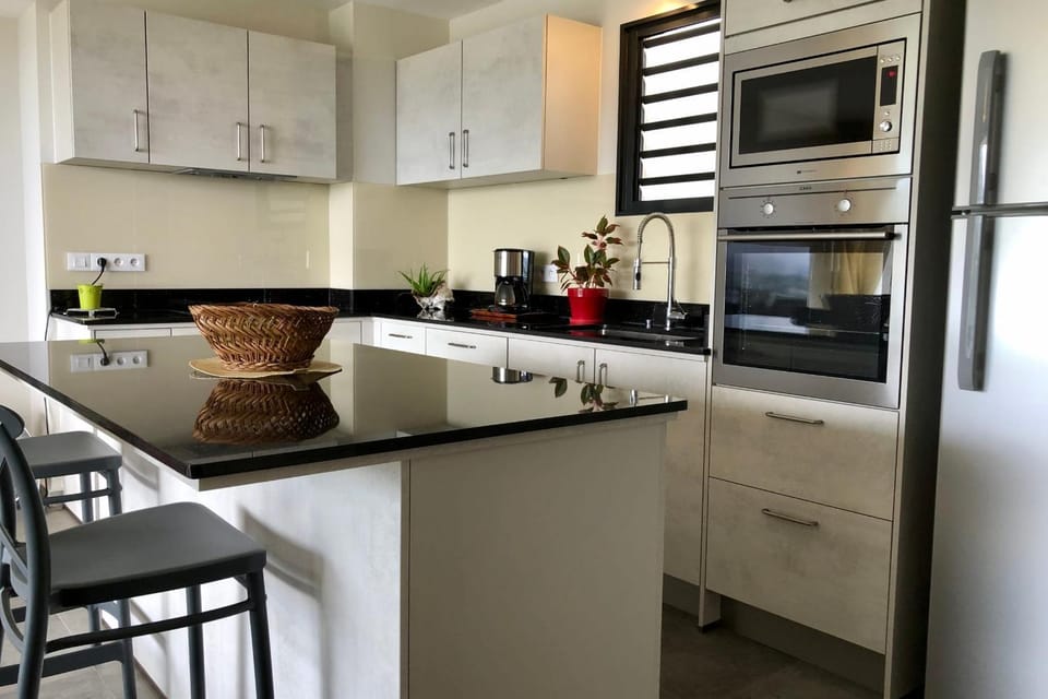 Alicia's Sky flat on the heights with nice view on the sea and Papeete House in Pape'ete