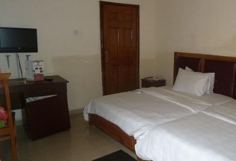 Communal lounge/ TV room, Bed, TV and multimedia, Decorative detail, Bedroom