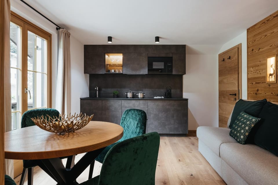 Kitchen or kitchenette, Living room, Seating area, Dining area
