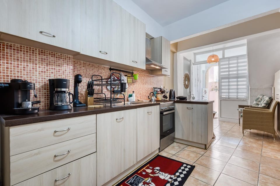 Kitchen or kitchenette, minibar