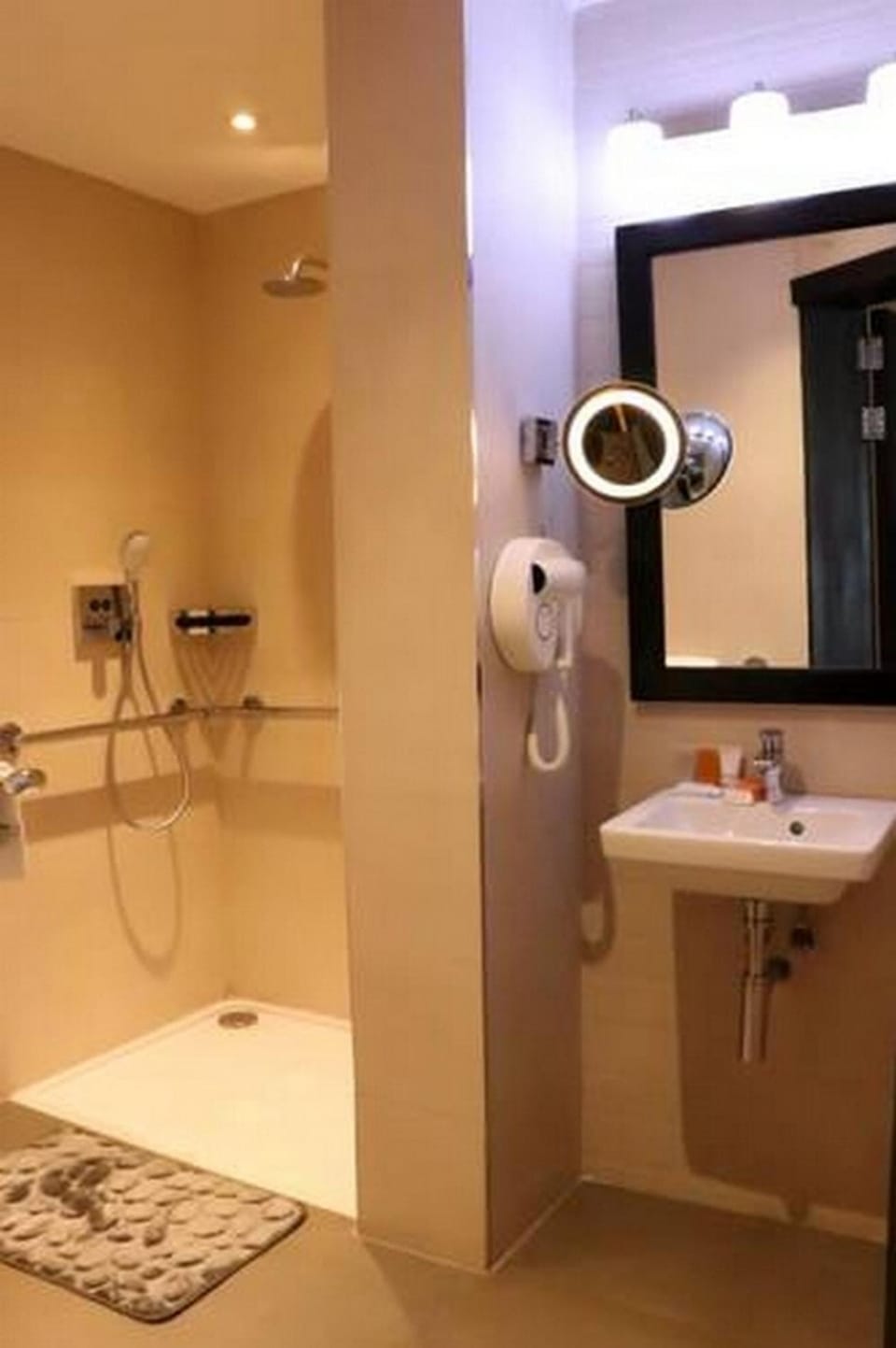 Leola Hotel, Lagos-Guest Room Bed and Breakfast in Lagos