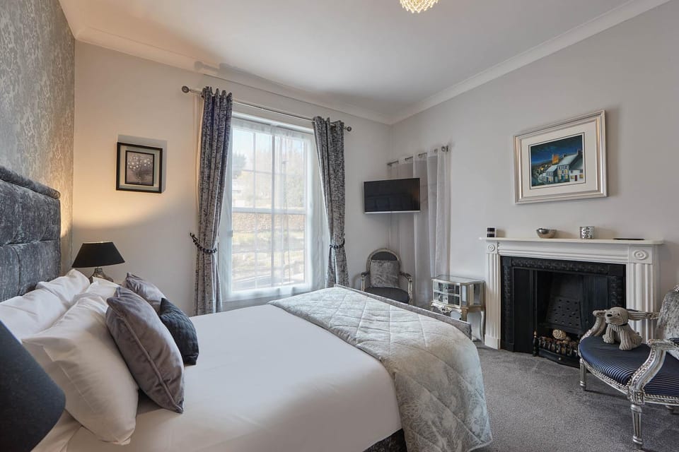 Bed, TV and multimedia, Bedroom