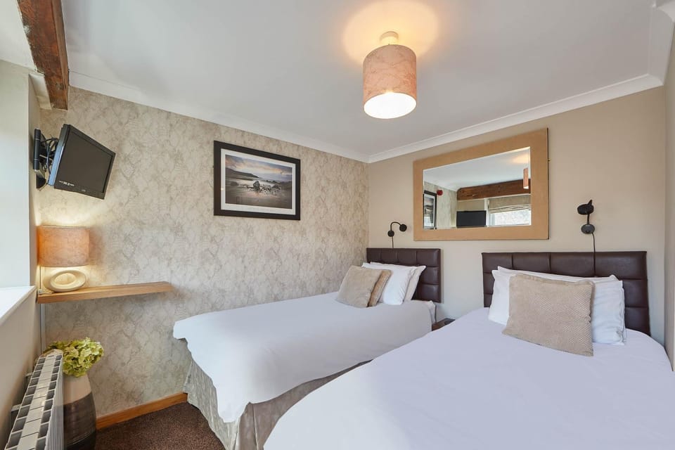 Bed, TV and multimedia, Bedroom
