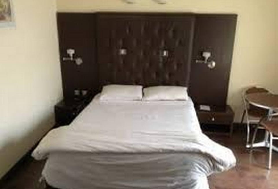 Nelrose Hotel - Class King Bed and Breakfast in Nigeria
