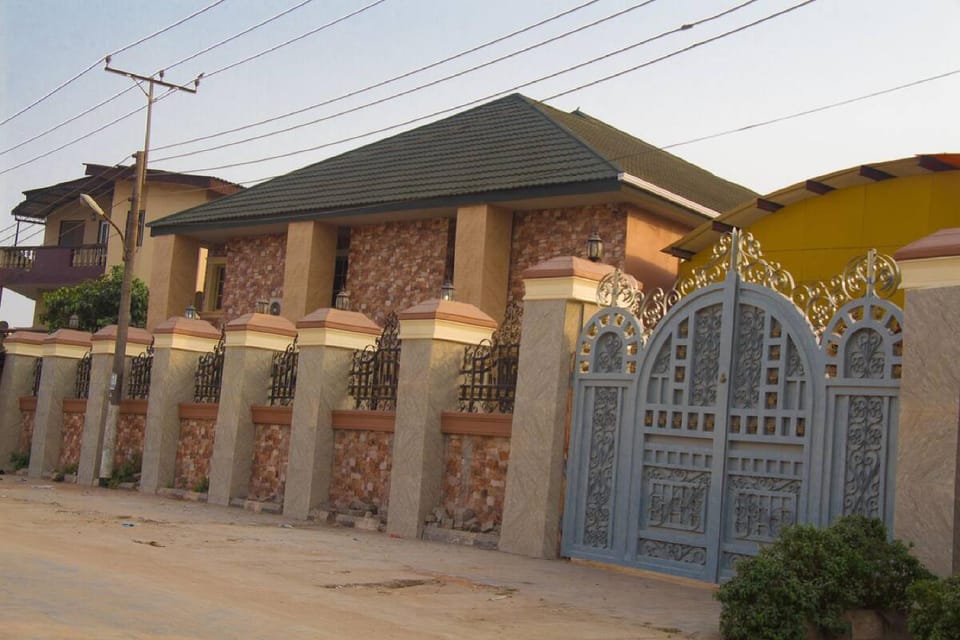Owees Place-Guest Room Bed and Breakfast in Lagos