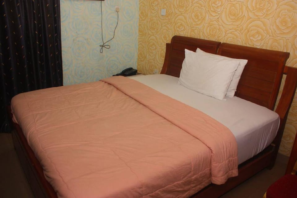 Owees Place-Guest Room Bed and Breakfast in Lagos