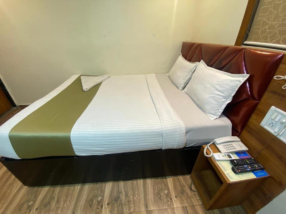 Deluxe Inn - Near Kokilaben Dhirubhai Ambani Hospital Hotel in Mumbai