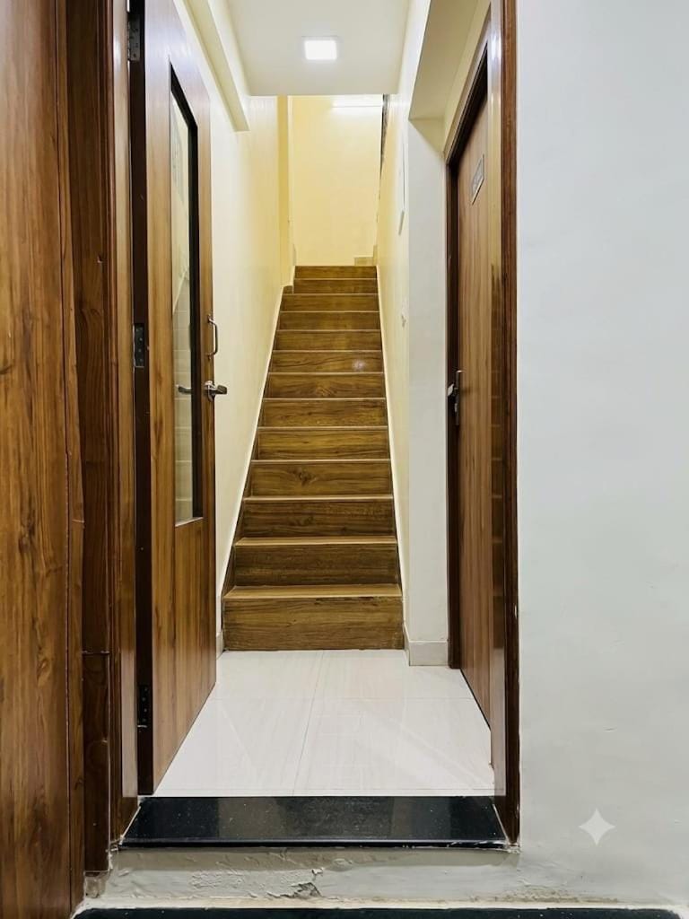Deluxe Inn - Near Kokilaben Dhirubhai Ambani Hospital Hotel in Mumbai