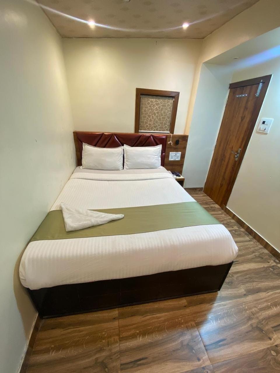 Deluxe Inn - Near Kokilaben Dhirubhai Ambani Hospital Hotel in Mumbai