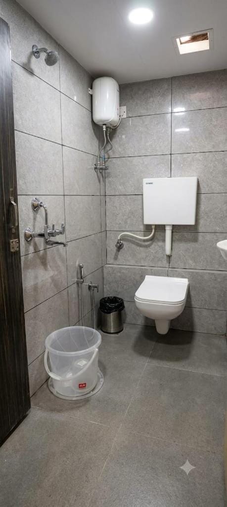 Deluxe Inn - Near Kokilaben Dhirubhai Ambani Hospital Hotel in Mumbai
