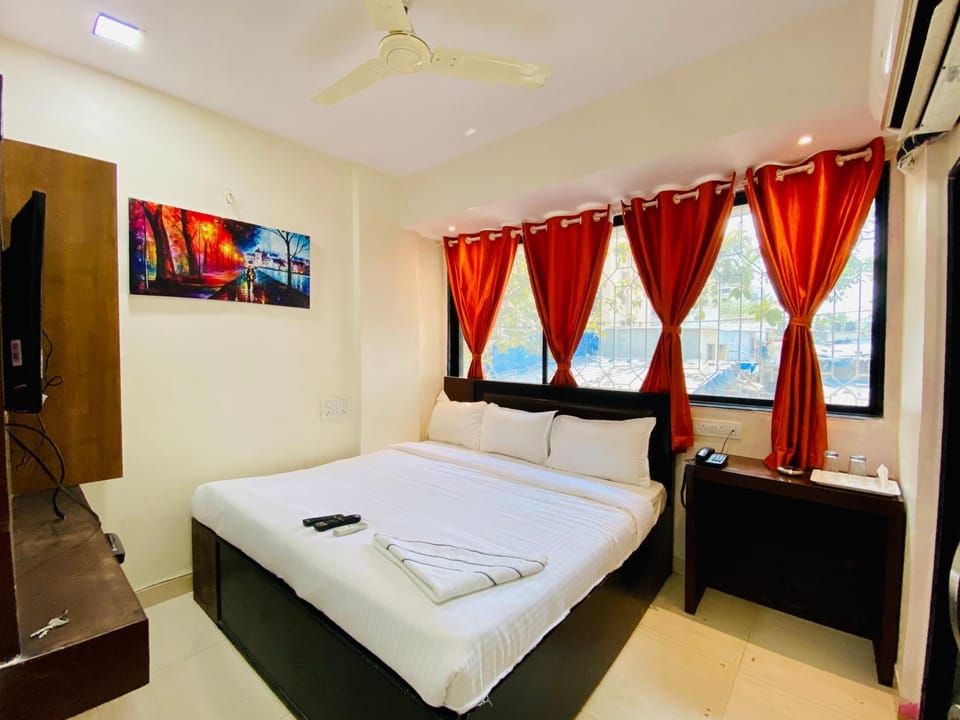 Deluxe Inn - Near Kokilaben Dhirubhai Ambani Hospital Hotel in Mumbai