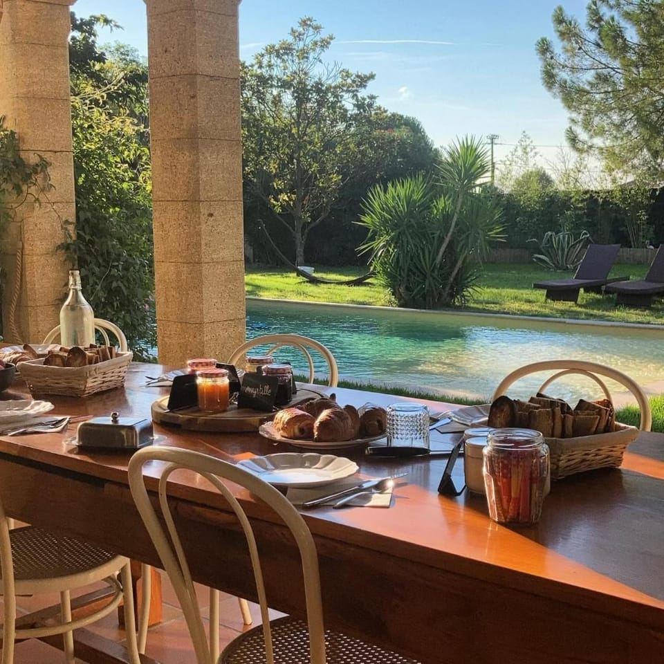 Le Patio, chambres d hôtes pour adultes en Camargue, possibilité de naturisme à la piscine, Bed and Breakfast in Occitanie