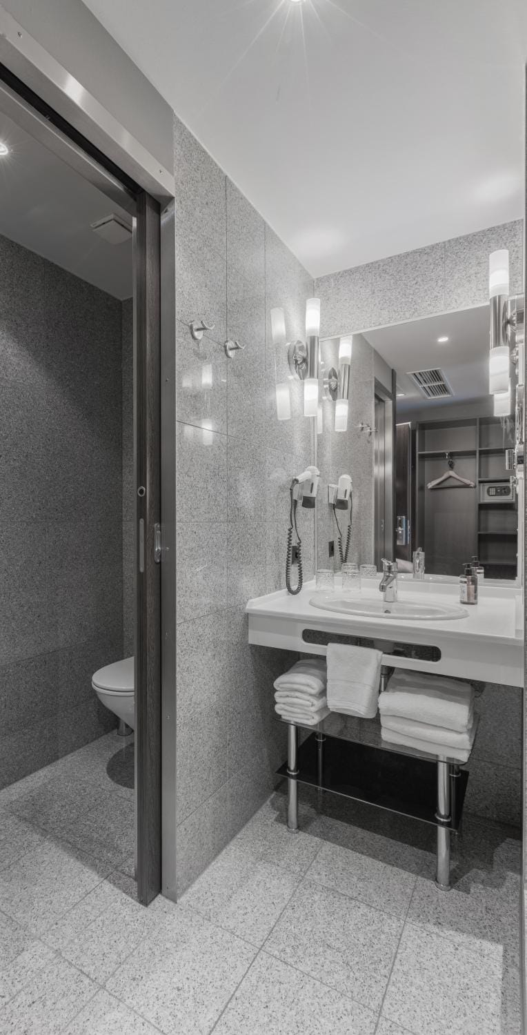 Shower, Toilet, Bathroom, TV and multimedia