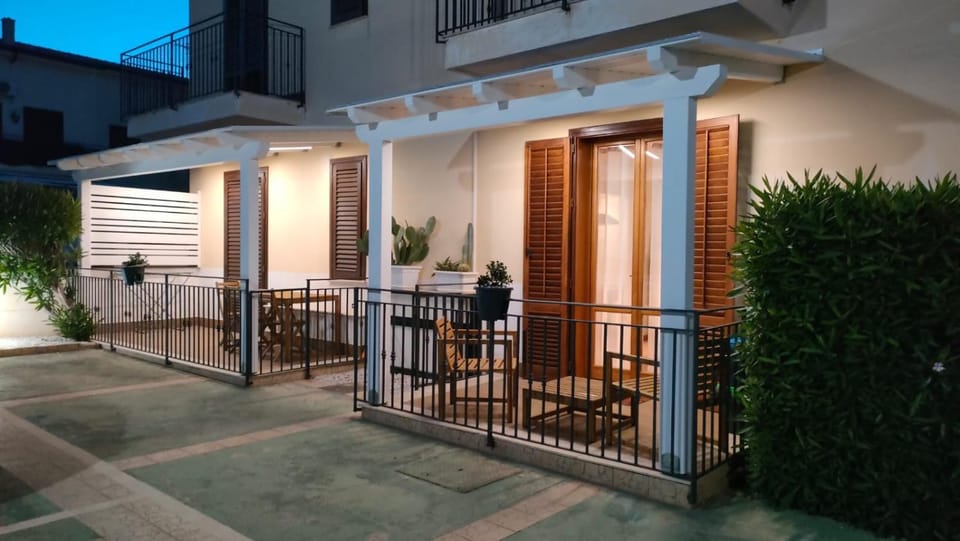 Property building, Balcony/Terrace, Balcony/Terrace